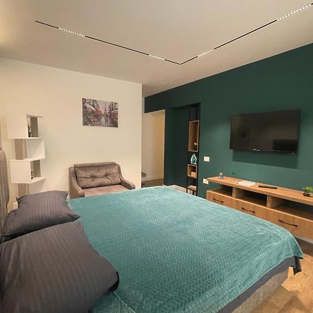 Downtown Studio Apartments Тирана Екстер'єр фото