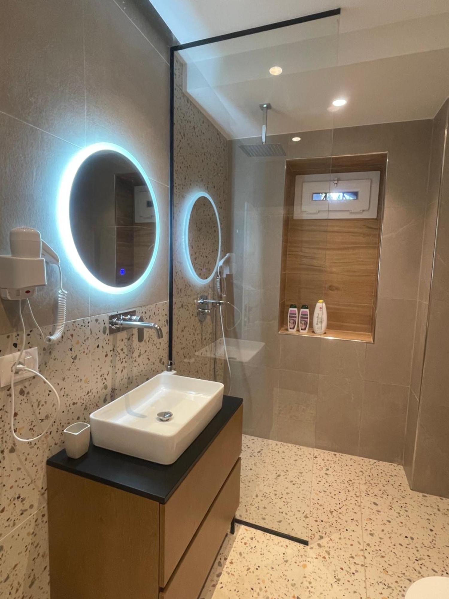 Downtown Studio Apartments Тирана Екстер'єр фото
