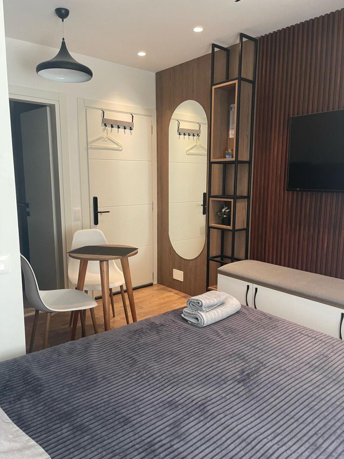 Downtown Studio Apartments Тирана Екстер'єр фото